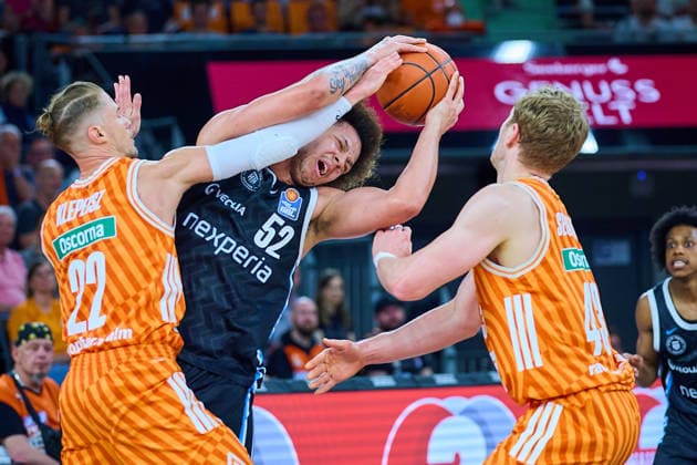 Harter Kampf unter dem Korb Zweikampf, Duell zwischen ischen Thomas Klepeisz (ratiopharm ulm, 22), Zacharie Perrin (Veolia Towers Hamburg, 52) und Christian Sengfelder (ratiopharm ulm, 43) GER, ratiopharm ulm vs. Veolia Towers Hamburg, Basketball, 31. Spieltag, EasyCredit BBL, Spielzeit 2025 2026, 25.04.2026 GER, ratiopharm ulm vs. Veolia Towers Hamburg, Basketball, 31. Spieltag, EasyCredit BBL, Spielzeit 2025 2026, 25.04.2026 Neu-Ulm *** Tough fight under the basket duel between Thomas Klepeisz ratiopharm ulm, 22 , Zacharie Perrin Veolia Towers Hamburg, 52 and Christian Sengfelder ratiopharm ulm, 43 GER, ratiopharm ulm vs Veolia Towers Hamburg, Basketball, 31 Matchday, EasyCredit BBL, Season 2025 2026, 25 04 2026 GER, ratiopharm ulm vs Veolia Towers Hamburg, Basketball, 31 Matchday, EasyCredit BBL, Season 2025 2026, 25 04 2026 New Ulm Copyright: xEibner-Pressefoto GeraldxOelze-dexStoppanyx EP_ODS