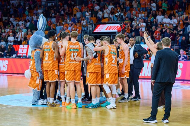 Team ratiopharm ratiopharm ulm nach Spielende GER, ratiopharm ulm vs. Veolia Towers Hamburg, Basketball, 31. Spieltag, EasyCredit BBL, Spielzeit 2025 2026, 25.04.2026 GER, ratiopharm ulm vs. Veolia Towers Hamburg, Basketball, 31. Spieltag, EasyCredit BBL, Spielzeit 2025 2026, 25.04.2026 Neu-Ulm Copyright: xEibner-Pressefoto GeraldxOelze-dexStoppanyx EP_ODS