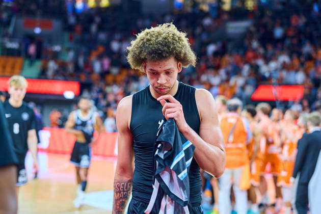 Zacharie Perrin (Veolia Towers Hamburg, 52) enttaeuscht, Enttaeuschung nach Niederlage GER, ratiopharm ulm vs. Veolia Towers Hamburg, Basketball, 31. Spieltag, EasyCredit BBL, Spielzeit 2025 2026, 25.04.2026 GER, ratiopharm ulm vs. Veolia Towers Hamburg, Basketball, 31. Spieltag, EasyCredit BBL, Spielzeit 2025 2026, 25.04.2026 Neu-Ulm Copyright: xEibner-Pressefoto GeraldxOelze-dexStoppanyx EP_ODS