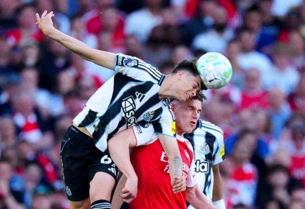 Lewis Miley of Newcastle United battles with Viktor Gyokeres of Arsenal Arsenal v Newcastle United, Premier League, Football, Emirates Stadium, London, UK - 25 Apr 2026London Emirates Stadium United Kingdom EDITORIAL USE ONLY No use with unauthorised audio, video, data, fixture lists, club league logos or live services. Online in-match use limited to 120 images, no video emulation. No use in betting, games or single club league player publications.  Copyright: xJavierxGarcia Shutterstockx 16838834bb