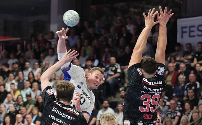25.04.2026 - Handball - 1. Bundesliga DAIKIN HBL - Saison 2025 2026 - 29. Spieltag: HC Erlangen Metropolregion Nürnberg HCE - Handball Verein Hamburg - DaMa - xdaxmax - Yannik Bialowas (7, HC Erlangen HCE ) Moritz Sauter (33, Handball Sport Verein Hamburg ) Tobias Buck (39, HC Erlangen HCE )
