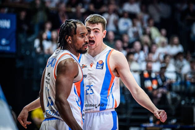 easycredit BBL Basketball Bundesliga 2025 2026 31. Spieltag 25.04.2026 Science City Jena vs VET-CONCEPT Gladiators Trier v.re. Lorenz Bank (Jena) emotional zu Mitspieler Keith Braxton (Jena) Sparkassen Arena