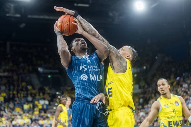 Oldenburg, Niedersachsen, DEU, 25.04.2026, Osun Osunniyi (links, MLP Academics Heidelberg) und Michale Kyser (rechts, EWE Baskets Oldenburg). EWE Baskets Oldenburg vs. MLP Academics Heidelberg. Basketball. 1. Basketball-Bundesliga Saison 2025 2026, 31. Spieltag, Grosse EWE Arena. EWE Baskets Oldenburg vs. MLP Academics Heidelberg