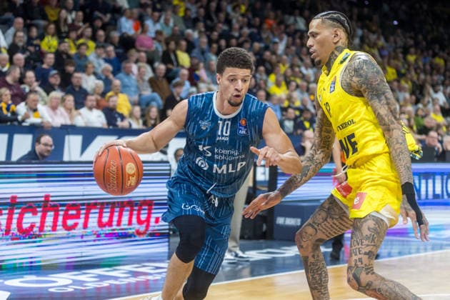 Oldenburg, Niedersachsen, DEU, 25.04.2026, Samuell Williamson (links, MLP Academics Heidelberg) und Michale Kyser (rechts, EWE Baskets Oldenburg), EWE Baskets Oldenburg vs. MLP Academics Heidelberg. Basketball. 1. Basketball-Bundesliga Saison 2025 2026, 31. Spieltag, Grosse EWE Arena. EWE Baskets Oldenburg vs. MLP Academics Heidelberg