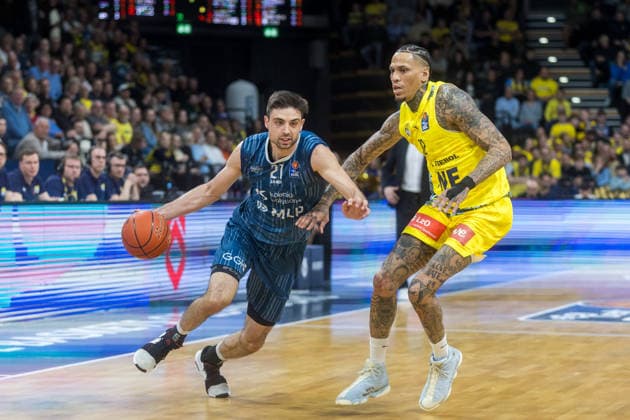 Oldenburg, Niedersachsen, DEU, 25.04.2026, Mateo Seric (links, MLP Academics Heidelberg) und Michale Kyser (rechts, EWE Baskets Oldenburg). EWE Baskets Oldenburg vs. MLP Academics Heidelberg. Basketball. 1. Basketball-Bundesliga Saison 2025 2026, 31. Spieltag, Grosse EWE Arena. EWE Baskets Oldenburg vs. MLP Academics Heidelberg