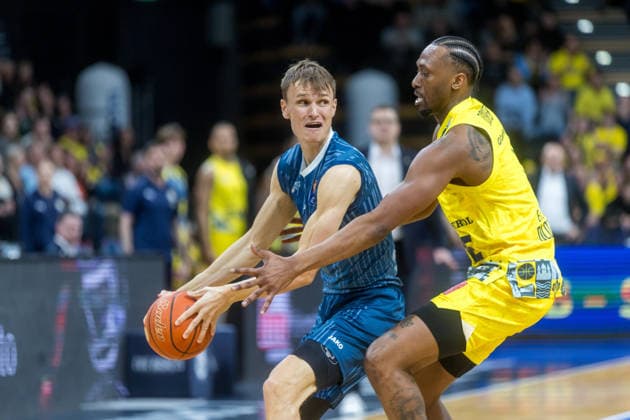 Oldenburg, Niedersachsen, DEU, 25.04.2026, Niklas Würzner (links, MLP Academics Heidelberg), und Dakarai Tucker (rechts, EWE Baskets Oldenburg). EWE Baskets Oldenburg vs. MLP Academics Heidelberg. Basketball. 1. Basketball-Bundesliga Saison 2025 2026, 31. Spieltag, Grosse EWE Arena. EWE Baskets Oldenburg vs. MLP Academics Heidelberg