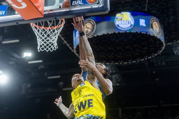 Oldenburg, Niedersachsen, DEU, 25.04.2026, Michale Kyser (links, EWE Baskets Oldenburg) und Osun Osunniyi (rechts, MLP Academics Heidelberg), EWE Baskets Oldenburg vs. MLP Academics Heidelberg. Basketball. 1. Basketball-Bundesliga Saison 2025 2026, 31. Spieltag, Grosse EWE Arena. EWE Baskets Oldenburg vs. MLP Academics Heidelberg