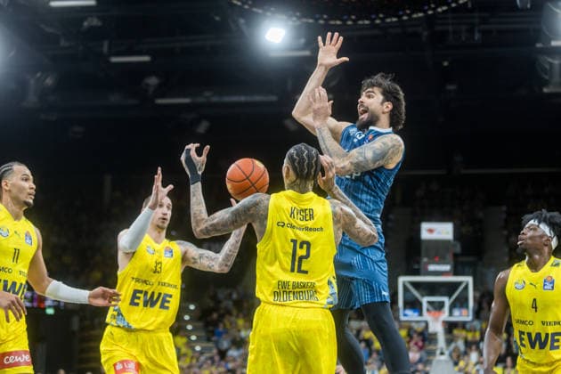Oldenburg, Niedersachsen, DEU, 25.04.2026, Marcel Keßen (MLP Academics Heidelberg) mit von links: Nicholas Tischler (EWE Baskets Oldenburg), Tomislav Zubcic (EWE Baskets Oldenburg), Michale Kyser (EWE Baskets Oldenburg) und Brian Fobbs (rechts, EWE Baskets Oldenburg). EWE Baskets Oldenburg vs. MLP Academics Heidelberg. Basketball. 1. Basketball-Bundesliga Saison 2025 2026, 31. Spieltag, Grosse EWE Arena. EWE Baskets Oldenburg vs. MLP Academics Heidelberg