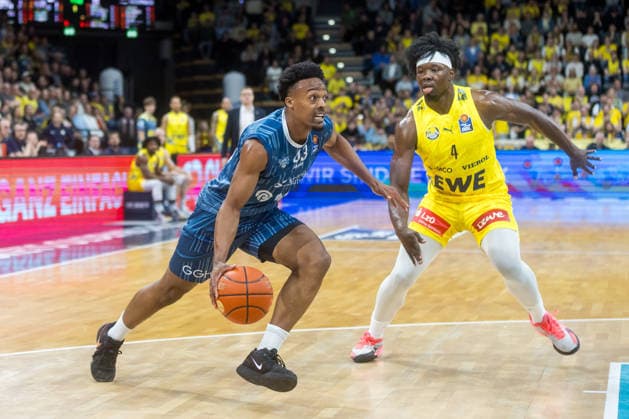 Oldenburg, Niedersachsen, DEU, 25.04.2026, Eric Reed II (links, MLP Academics Heidelberg) und Brian Fobbs (rechts, EWE Baskets Oldenburg). EWE Baskets Oldenburg vs. MLP Academics Heidelberg. Basketball. 1. Basketball-Bundesliga Saison 2025 2026, 31. Spieltag, Grosse EWE Arena. EWE Baskets Oldenburg vs. MLP Academics Heidelberg