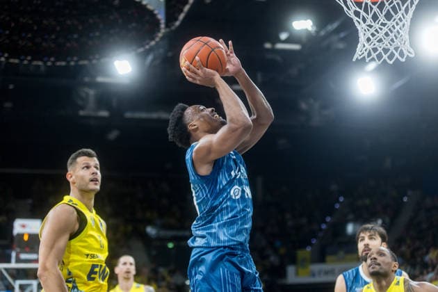 Oldenburg, Niedersachsen, DEU, 25.04.2026, Eric Reed II (Mitte, MLP Academics Heidelberg), Filip Stanic (links, EWE Baskets Oldenburg) und Kyle Lofton (rechts, EWE Baskets Oldenburg). EWE Baskets Oldenburg vs. MLP Academics Heidelberg. Basketball. 1. Basketball-Bundesliga Saison 2025 2026, 31. Spieltag, Grosse EWE Arena. EWE Baskets Oldenburg vs. MLP Academics Heidelberg