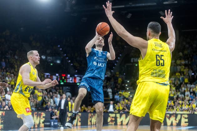 Oldenburg, Niedersachsen, DEU, 25.04.2026, Mateo Seric (Mitte, MLP Academics Heidelberg), Filip Stanic (rechts, EWE Baskets Oldenburg) und Seth Hinrichs (links, EWE Baskets Oldenburg). EWE Baskets Oldenburg vs. MLP Academics Heidelberg. Basketball. 1. Basketball-Bundesliga Saison 2025 2026, 31. Spieltag, Grosse EWE Arena. EWE Baskets Oldenburg vs. MLP Academics Heidelberg