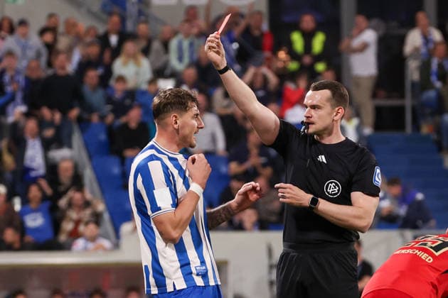 2026.04.25 xjfx 2.Bundesliga SV Darmstadt 98 - SV 07 Elversberg v.l., Schiedsrichter Richard Hempel zeigt Patric Pfeiffer (SV Darmstadt 98) die Rote Karte, Matej Maglica (SV Darmstadt 98) reklamiert (DFL DFB REGULATIONS PROHIBIT ANY USE OF PHOTOGRAPHS as IMAGE SEQUENCES and or QUASI-VIDEO) *** 2026 04 25 xjfx 2 Bundesliga SV Darmstadt 98 SV 07 Elversberg v l , referee Richard Hempel shows Patric Pfeiffer SV Darmstadt 98 the red card, Matej Maglica SV Darmstadt 98 appeals DFL DFB REGULATIONS PROHIBIT ANY USE OF PHOTOGRAPHS as IMAGE SEQUENCES and or QUASI VIDEO Copyright: JoaquimxFerreira