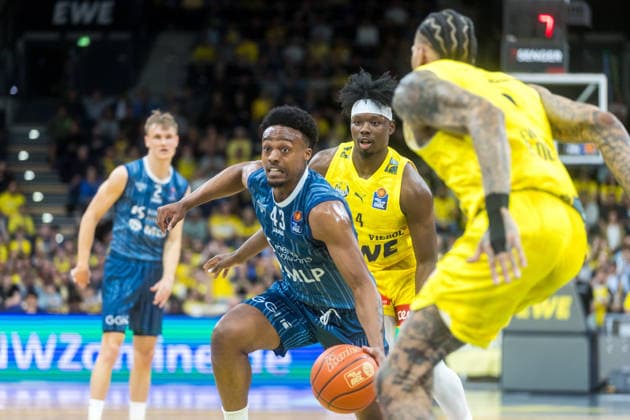 Oldenburg, Niedersachsen, DEU, 25.04.2026, Eric Reed II (2. v. links, MLP Academics Heidelberg) und Brian Fobbs (2. von rechts, EWE Baskets Oldenburg). EWE Baskets Oldenburg vs. MLP Academics Heidelberg. Basketball. 1. Basketball-Bundesliga Saison 2025 2026, 31. Spieltag, Grosse EWE Arena. EWE Baskets Oldenburg vs. MLP Academics Heidelberg