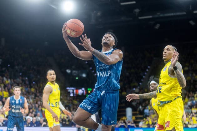 Oldenburg, Niedersachsen, DEU, 25.04.2026, Eric Reed II (Mitte, MLP Academics Heidelberg), Michale Kyser (rechts, EWE Baskets Oldenburg) und Nicholas Tischler (links, EWE Baskets Oldenburg). EWE Baskets Oldenburg vs. MLP Academics Heidelberg. Basketball. 1. Basketball-Bundesliga Saison 2025 2026, 31. Spieltag, Grosse EWE Arena. EWE Baskets Oldenburg vs. MLP Academics Heidelberg
