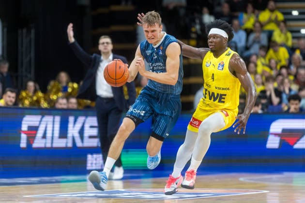 Oldenburg, Niedersachsen, DEU, 25.04.2026, Niklas Würzner (links, MLP Academics Heidelberg) und Brian Fobbs (rechts, EWE Baskets Oldenburg), EWE Baskets Oldenburg vs. MLP Academics Heidelberg. Basketball. 1. Basketball-Bundesliga Saison 2025 2026, 31. Spieltag, Grosse EWE Arena. EWE Baskets Oldenburg vs. MLP Academics Heidelberg