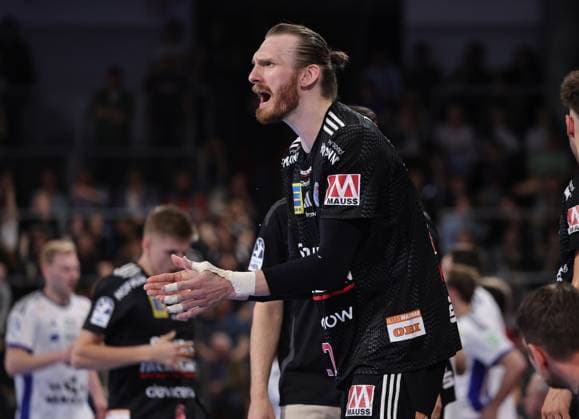 25.04.2026 - Handball - 1. Bundesliga DAIKIN HBL - Saison 2025 2026 - 29. Spieltag: HC Erlangen Metropolregion Nürnberg HCE - Handball Verein Hamburg - DaMa - xdaxmax - Antonio Metzner (27, HC Erlangen HCE ) feuert Mannschaft Team an