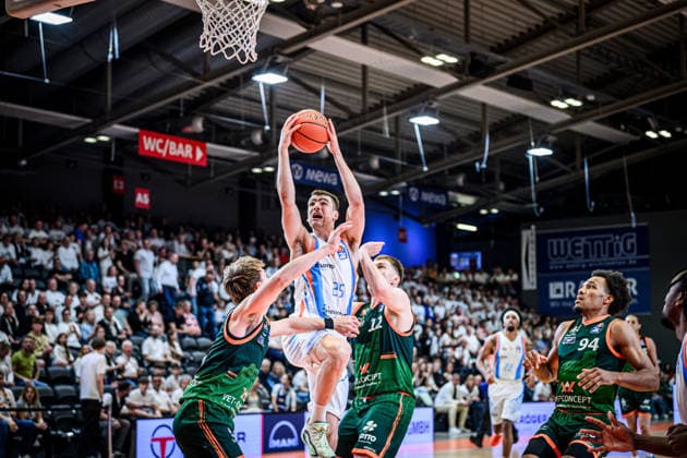 easycredit BBL Basketball Bundesliga 2025 2026 31. Spieltag 25.04.2026 Science City Jena vs VET-CONCEPT Gladiators Trier Mitte: Lorenz Bank (Jena) zieht gegen zwei Gegenspieler zum Korb, rechts Marten Linßen (Trier) Sparkassen Arena