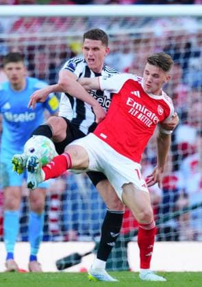 Sven Botman of Newcastle United grapples with Viktor Gyokeres of Arsenal Arsenal v Newcastle United, Premier League, Football, Emirates Stadium, London, UK - 25 Apr 2026London Emirates Stadium United Kingdom EDITORIAL USE ONLY No use with unauthorised audio, video, data, fixture lists, club league logos or live services. Online in-match use limited to 120 images, no video emulation. No use in betting, games or single club league player publications.  Copyright: xJavierxGarcia Shutterstockx 16838834bc