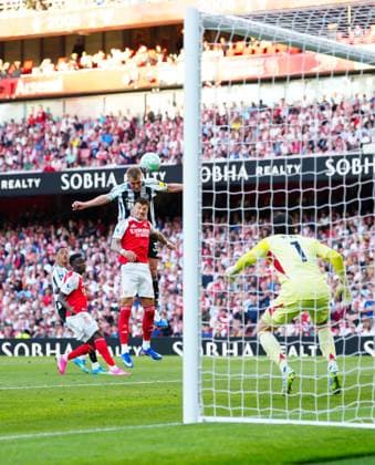 Dan Burn of Newcastle United has a late header saved Arsenal v Newcastle United, Premier League, Football, Emirates Stadium, London, UK - 25 Apr 2026London Emirates Stadium United Kingdom EDITORIAL USE ONLY No use with unauthorised audio, video, data, fixture lists, club league logos or live services. Online in-match use limited to 120 images, no video emulation. No use in betting, games or single club league player publications.  Copyright: xJavierxGarcia Shutterstockx 16838834be