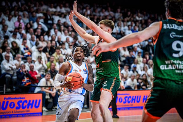 easycredit BBL Basketball Bundesliga 2025 2026 31. Spieltag 25.04.2026 Science City Jena vs VET-CONCEPT Gladiators Trier v.li. Uchenna Iroegbu (Jena) am Ball gegen Marten Linßen (Trier) Sparkassen Arena