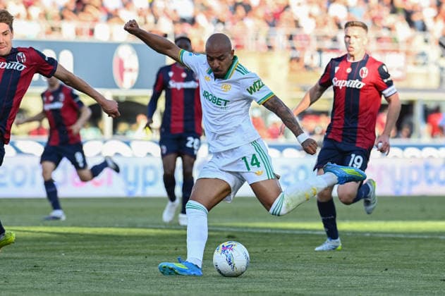 CALCIO - Serie A - Bologna FC vs AS Roma Malen Donyell (As Roma) shooting on goal during Bologna FC vs AS Roma, Italian soccer Serie A match in Bologna, Italy, April 25 2026 Bologna Italy  Copyright: xIPAxSport ABACAx