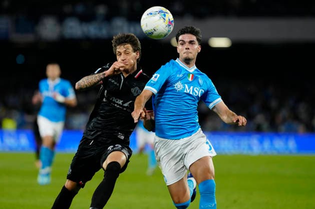 SSC Napoli v US Cremonese - Serie A Miguel Gutierrez of SSC Napoli competes for the ball with Romano Floriani of US Cremonese during the Serie A match between SSC Napoli and US Cremonese at Stadio Diego Armando Maradona Naples Italy on 24 April 2026. Naples Naples Italy  Copyright: xFrancoxRomanox originalFilename:romano-sscnapol260424_np1mx.jpg