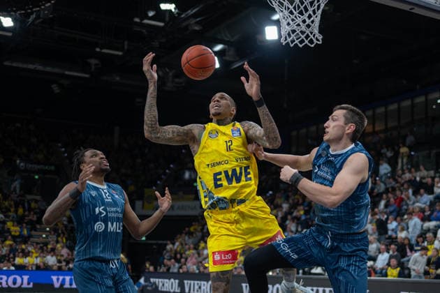 GER, Basketball, easy Credit- BBL, EWE Baskets Oldenburg vs MHP Academics Heidelberg 25.04.2026, EWE Arena, Oldenburg, GER, easy Credit-BBL, EWE Baskets Oldenburg vs MLP Academics Heidelberg, im Bild Michale KYSER ( EWE Baskets Oldenburg 12 ) Ryan MIKESELL ( MLP Academics Heidelberg 33 ) Osun OSUNNIYI ( MLP Academics Heidelberg 12 )