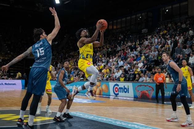 GER, Basketball, easy Credit- BBL, EWE Baskets Oldenburg vs MHP Academics Heidelberg 25.04.2026, EWE Arena, Oldenburg, GER, easy Credit-BBL, EWE Baskets Oldenburg vs MLP Academics Heidelberg, im Bild Chris CLEMONS ( EWE Baskets Oldenburg 3 ) Marcel KEßEN KESZEN ( MLP Academics Heidelberg 15 )