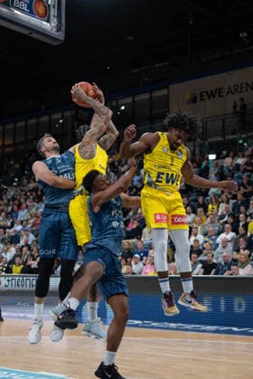 GER, Basketball, easy Credit- BBL, EWE Baskets Oldenburg vs MHP Academics Heidelberg 25.04.2026, EWE Arena, Oldenburg, GER, easy Credit-BBL, EWE Baskets Oldenburg vs MLP Academics Heidelberg, im Bild Michale KYSER ( EWE Baskets Oldenburg 12 ) Paul ZIPSER ( MLP Academics Heidelberg 9 ) Chris CLEMONS ( EWE Baskets Oldenburg 3 ) Eric REED Jr. ( MLP Academics Heidelberg 43 )