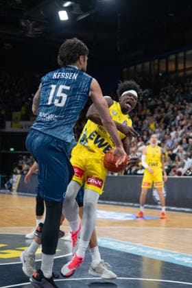 GER, Basketball, easy Credit- BBL, EWE Baskets Oldenburg vs MHP Academics Heidelberg 25.04.2026, EWE Arena, Oldenburg, GER, easy Credit-BBL, EWE Baskets Oldenburg vs MLP Academics Heidelberg, im Bild Brain FOBBS ( EWE Baskets Oldenburg 4 ) Marcel KEßEN KESZEN ( MLP Academics Heidelberg 15 )