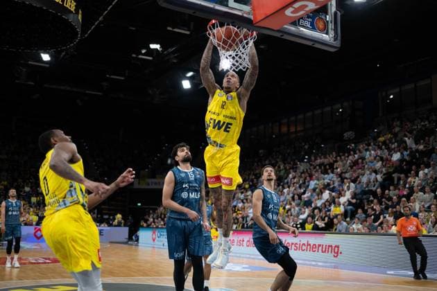 GER, Basketball, easy Credit- BBL, EWE Baskets Oldenburg vs MHP Academics Heidelberg 25.04.2026, EWE Arena, Oldenburg, GER, easy Credit-BBL, EWE Baskets Oldenburg vs MLP Academics Heidelberg, im Bild Michale KYSER ( EWE Baskets Oldenburg 12 ) Marcel KEßEN KESZEN ( MLP Academics Heidelberg 15 )