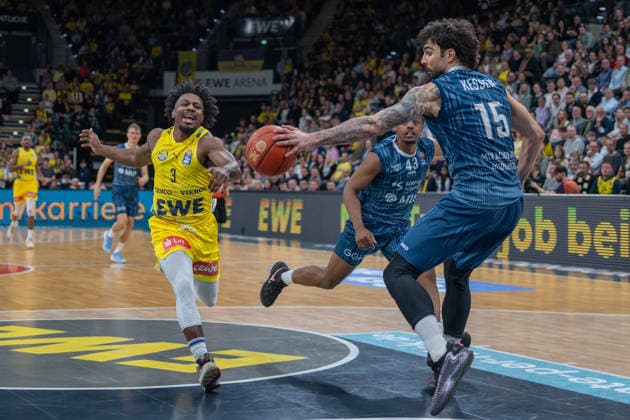 GER, Basketball, easy Credit- BBL, EWE Baskets Oldenburg vs MHP Academics Heidelberg 25.04.2026, EWE Arena, Oldenburg, GER, easy Credit-BBL, EWE Baskets Oldenburg vs MLP Academics Heidelberg, im Bild Chris CLEMONS ( EWE Baskets Oldenburg 3 ) Marcel KEßEN KESZEN ( MLP Academics Heidelberg 15 ) Eric REED Jr. ( MLP Academics Heidelberg 43 )