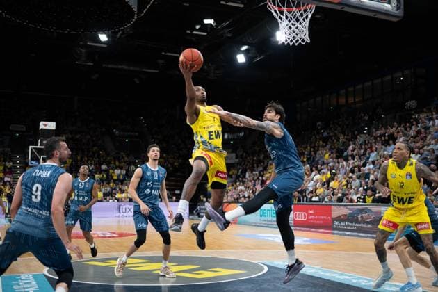 GER, Basketball, easy Credit- BBL, EWE Baskets Oldenburg vs MHP Academics Heidelberg 25.04.2026, EWE Arena, Oldenburg, GER, easy Credit-BBL, EWE Baskets Oldenburg vs MLP Academics Heidelberg, im Bild Dakarai TUCKER ( EWE Baskets Oldenburg 7 ) Marcel KEßEN KESZEN ( MLP Academics Heidelberg 15 ) Samuell WILLIAMSON ( MLP Academics Heidelberg 10 ) Paul ZIPSER ( MLP Academics Heidelberg 9 ) Michale KYSER ( EWE Baskets Oldenburg 12 )