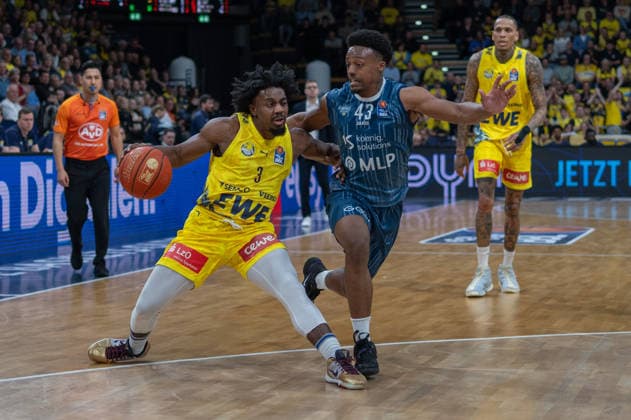 GER, Basketball, easy Credit- BBL, EWE Baskets Oldenburg vs MHP Academics Heidelberg 25.04.2026, EWE Arena, Oldenburg, GER, easy Credit-BBL, EWE Baskets Oldenburg vs MLP Academics Heidelberg, im Bild Chris CLEMONS ( EWE Baskets Oldenburg 3 ) Eric REED Jr. ( MLP Academics Heidelberg 43 )