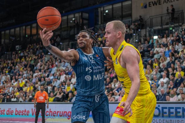 GER, Basketball, easy Credit- BBL, EWE Baskets Oldenburg vs MHP Academics Heidelberg 25.04.2026, EWE Arena, Oldenburg, GER, easy Credit-BBL, EWE Baskets Oldenburg vs MLP Academics Heidelberg, im Bild Osun OSUNNIYI ( MLP Academics Heidelberg 12 ) Seth HINRICHS ( EWE Baskets Oldenburg 21 )