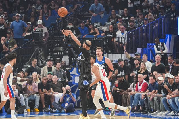 Detroit Pistons at Orlando Magic, Orlando, Florida, USA Orlando, Florida, USA, April 25, 2026, Orlando Magic guard Jalen Suggs 4 shooting a three at the Kia Center. Copyright: xMartyxJean-Louisx