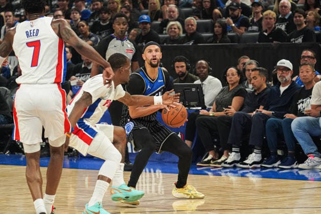 Detroit Pistons at Orlando Magic, Orlando, Florida, USA Orlando, Florida, USA, April 25, 2026, Orlando Magic guard Jalen Suggs 4 readies to take a shot at the Kia Center. Copyright: xMartyxJean-Louisx