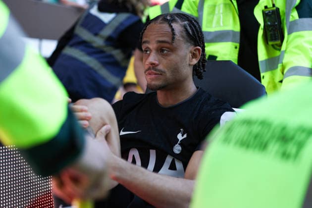 WOLVERHAMPTON, ENGLAND - APRIL 25: Xavi Simons of Tottenham Hotspur gets took off the pitch after a prolonged break during the Premier League match between Wolverhampton Wanderers and Tottenham Hotspur at Molineux on April 25, 2026 in Wolverhampton, England.  Copyright: xMBxMediax