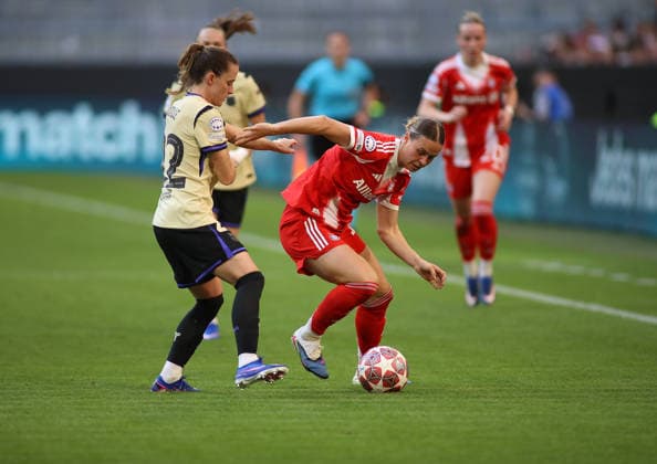 Fussball, Frauen, Frauen Champions League, Halbfinale Hinspiel, Saison 2025 2026, FC Bayern München - FC Barcelona, Barca Allianz Arena Ona Batlle (FC Barcelona) (li.) mit Klara Bühl Buehl (FC Bayern München) (re.) im Zweikampf um den Ball