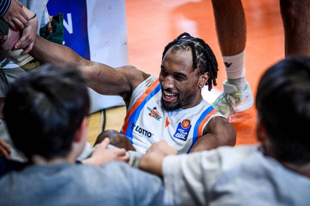 easycredit BBL Basketball Bundesliga 2025 2026 31. Spieltag 25.04.2026 Science City Jena vs VET-CONCEPT Gladiators Trier Jena Spieler Keith Braxton liegt am Boden. Mehrere Kinder helfen ihm nach oben Sparkassen Arena
