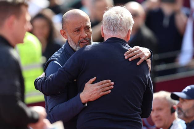 LONDON, ENGLAND, APRIL 25: West Ham United manager Nuno Espiritu Santo hugs Everton manager David Moyes during the Premier League match between West Ham United and Everton at London Stadium on April 25th, 2026 in London, England (Photo by Alexander Canillas Sports Press Photo) Copyright: xAlexanderxCanillas SPPx Sportspressphoto_SPR136053