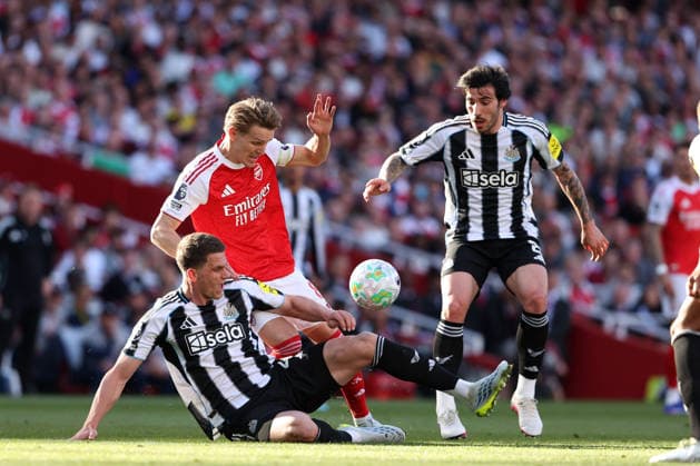Arsenal v Newcastle United 25 April 2026 London - Premier League Football - Arsenal v Newcastle United - Martin Odegaard of Arsenal is challenged by Sven Botman of Newcastle United as Sandro Tonali of Newcastle United looks on - (Photo by Mark Leech). London UK Copyright: xMarkxLeechxOffside