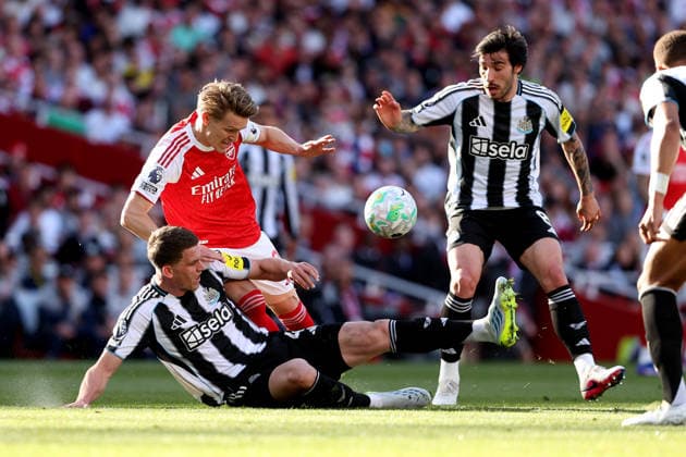 Arsenal v Newcastle United 25 April 2026 London - Premier League Football - Arsenal v Newcastle United - Martin Odegaard of Arsenal is challenged by Sven Botman of Newcastle United as Sandro Tonali of Newcastle United looks on - (Photo by Mark Leech). London UK Copyright: xMarkxLeechxOffside