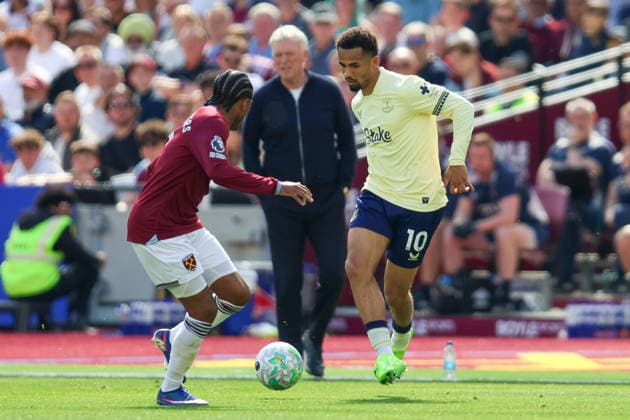 LONDON, ENGLAND, APRIL 25: Iliman Ndiaye of Everton receives pressure from Kyle Walker-Peters of West Ham United during the Premier League match between West Ham United and Everton at London Stadium on April 25th, 2026 in London, England (Photo by Alexander Canillas Sports Press Photo) Copyright: xAlexanderxCanillas SPPx Sportspressphoto_SPR136057