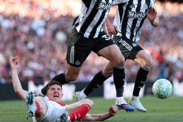 Arsenal v Newcastle United 25 April 2026 London - Premier League Football - Arsenal v Newcastle United - Viktor Gyokeres of Arsenal is fouled by Dan Burn of Newcastle United - (Photo by Mark Leech). London UK Copyright: xMarkxLeechxOffside