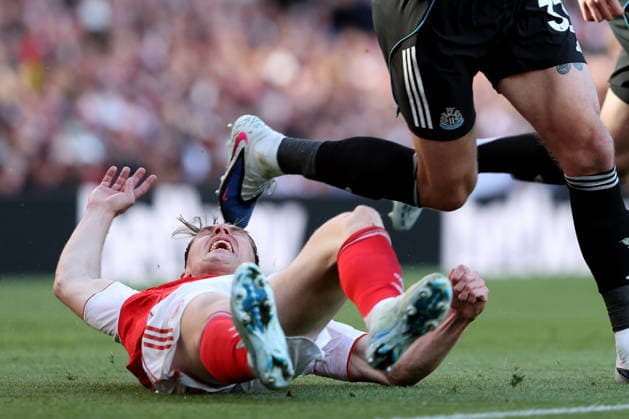 Arsenal v Newcastle United 25 April 2026 London - Premier League Football - Arsenal v Newcastle United - Viktor Gyokeres of Arsenal is fouled by Dan Burn of Newcastle United - (Photo by Mark Leech). London UK Copyright: xMarkxLeechxOffside