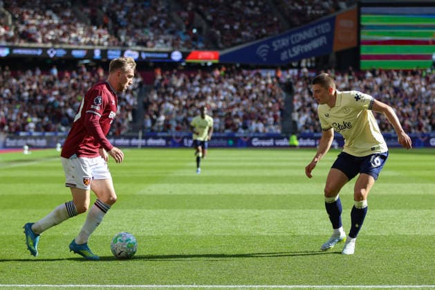 LONDON, ENGLAND, APRIL 25: Jarrod Bowen of West Ham United receives pressure from Vitaliy Mykolenko of Everton during the Premier League match between West Ham United and Everton at London Stadium on April 25th, 2026 in London, England (Photo by Alexander Canillas Sports Press Photo) Copyright: xAlexanderxCanillas SPPx Sportspressphoto_SPR136067