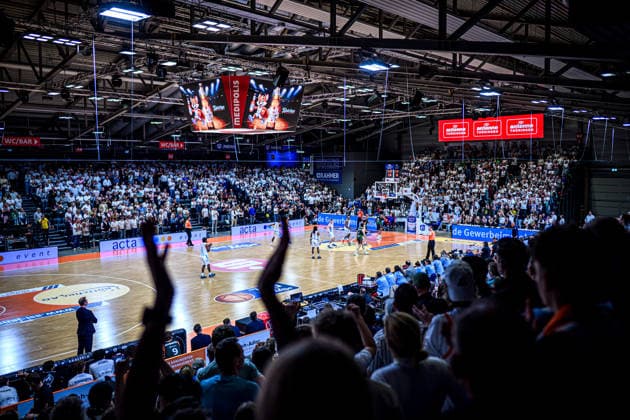 easycredit BBL Basketball Bundesliga 2025 2026 31. Spieltag 25.04.2026 Science City Jena vs VET-CONCEPT Gladiators Trier Blick in die Sparkassen Arena Jena. Spieltagsmotto alle in weiß für die Fans von Science City Jena Sparkassen Arena
