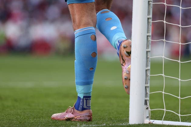 Arsenal v Newcastle United 25 April 2026 London - Premier League Football - Arsenal v Newcastle United - Newcastle United goalkeeper Nick Pope showing lots of holes in his socks (Photo by Mark Leech). London UK Copyright: xMarkxLeechxOffside