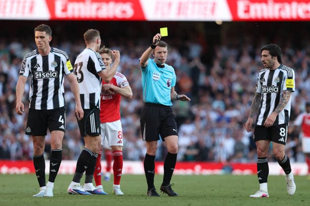 Arsenal v Newcastle United 25 April 2026 London - Premier League Football - Arsenal v Newcastle United - referee Sam Barrott shows a yellow card to Newcastle United goalkeeper Nick Pope - (Photo by Mark Leech). London UK Copyright: xMarkxLeechxOffside